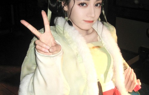 迪丽热巴片场与小演员互动分享零食撸猫堆雪人|明星零食分享|迪丽热巴互动|明星幕后花絮|堆雪人活动|万灵