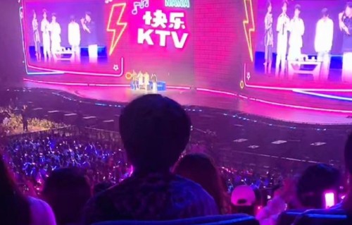 谢娜演唱会刘维低调现身，与何炅杨迪等同框引热议|谢娜《快乐万岁·我们的青春》演唱会|齐思钧|吴泽林|李小冉|林志颖