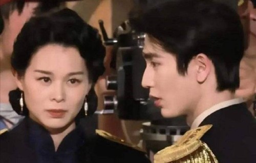 胡杏儿紧急避险，张凌赫评论区秒变甩锅现场，吴莫愁也加入群聊，这波操作谁能想到