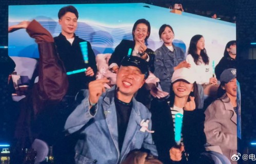 谢娜携浪姐成员现身张杰演唱会，李小冉缺席团建|乘风|聚会