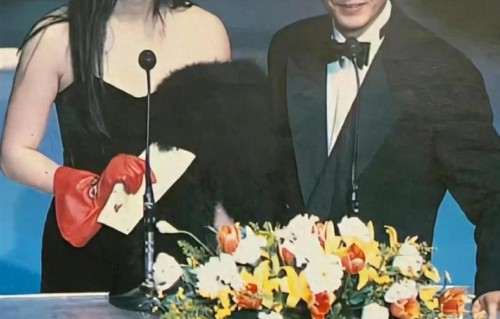 王祖贤视频悼念张国荣！晒倩女幽魂片段与旧照，配文让人泪目