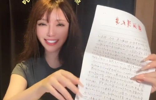维妮娜:参演浪姐7后，2026年5月14号收到一大堆来自粉丝们的书信|书信|女主播|浪姐7后|维妮娜|综艺|网易新闻|主持人|礼物盒|冰箱贴|主流