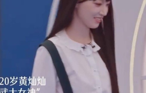 爷青回！《乘风2026》黄灿灿复刻2013年武大樱花写真造型