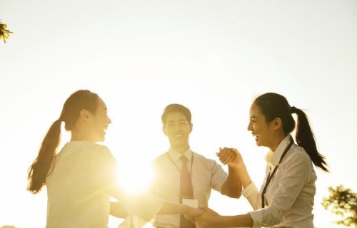 奉劝大家任何关系别走太近，远了香近了殃，老祖宗的话句句在理
