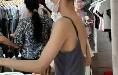 金晨带妈妈阿那亚度假被偶遇！戴口罩也遮不住气质，母女同框画面太养眼