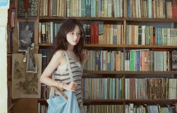 陈都灵银行制服路透刷屏，清冷知性获封“银行行花”