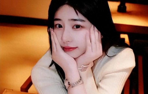 38岁王思聪美国游玩，穿的很邋遢，头发白了不少，差点认不出来