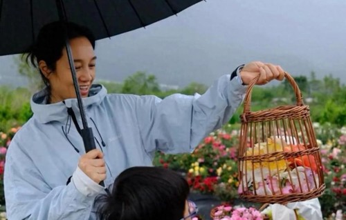 朱丹周一围带娃大理度假，画面温馨惬意，女儿拍的爸妈很有夫妻相