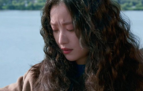 倪妮在新剧《隐身的名字》中饰演的角色，如何影响了她决定去旅行？