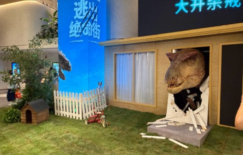 安妮·海瑟薇在《逃出绝命街》中饰演什么角色？