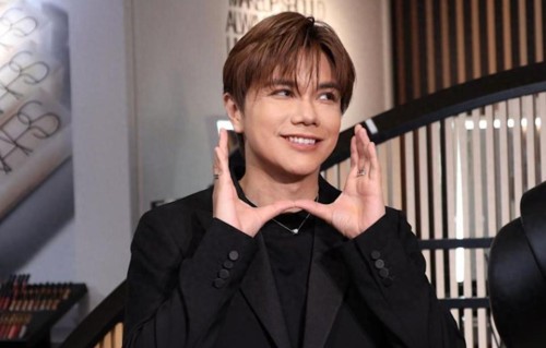 著名歌手容祖儿发声支持张敬轩！评论区炸锅了，网友怒斥：是非不分