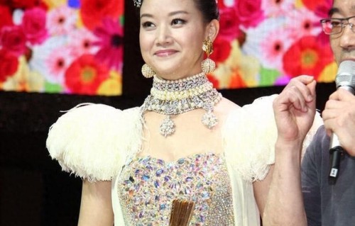 宋祖英当年在台湾参加演出，华丽打扮，手拿扇子 珠翠环绕 恍如仙子
