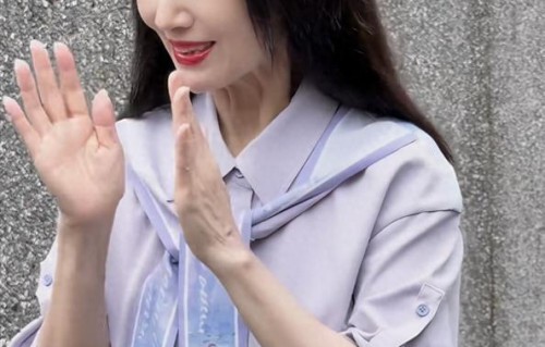 赵雅芝线下被偶遇，70多岁这个状态完胜，黑长直太美了！