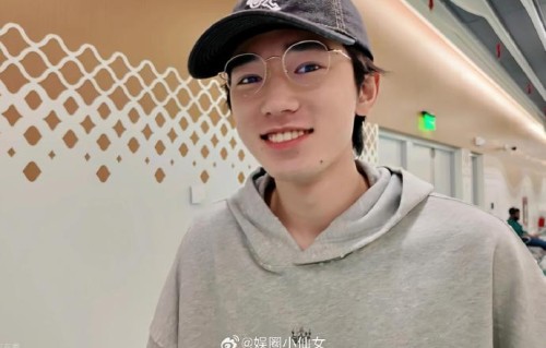 粉丝如何评价宋亚轩的胡茬自拍？