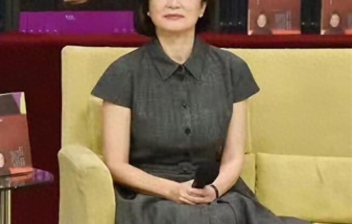 72岁林青霞剪了波波头年轻30岁，一身高级灰穿搭，完全没有大妈味