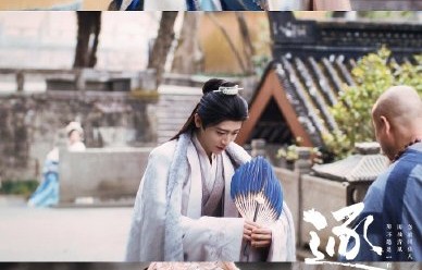 李卿喻钟黎的戏外互动是如何与《逐玉》中公孙鄞长公主的角色产生呼应的？