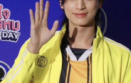 公众对娱乐圈艺人在公共场合的行为礼仪标准是什么？