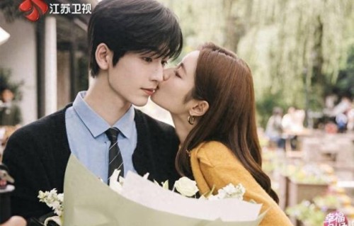开播就登上热搜 张凌赫徐若晗新剧《爱你》上演“养生恋爱”