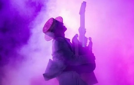 aespa与权志龙合作的先行曲《WDA》在音乐风格上有哪些突破和争议？