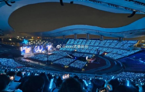 周深在广州奥体中心体育场举办个人演唱会，上座率情况如何？|若梦 (If We) (Vfdby Remix)|巡演|歌迷|满座|像素点