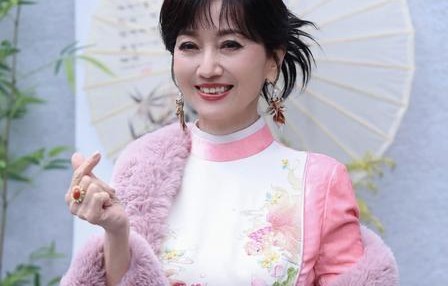 73 岁赵雅芝现身大会,直言无年龄焦虑,致敬经典白素贞|含笑|千年古城|青石板|图里|白月光