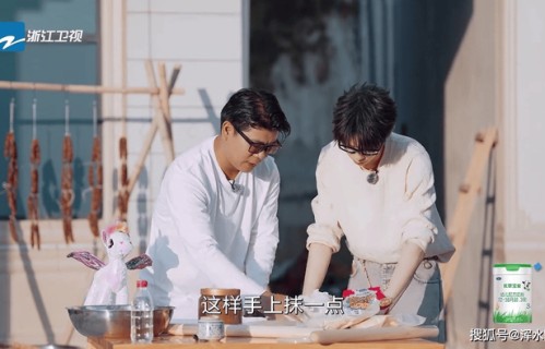 又会干活又会做人！《我们的爸爸2》何浩楠才是内娱最稀缺的少年模样