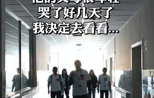 李亚鹏赴青海探望新生唇腭裂患儿，给家属看女儿李嫣照片