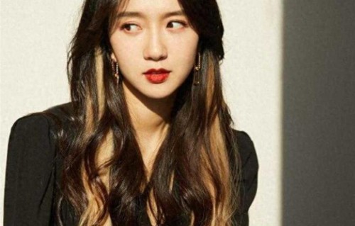 许龄月变得越来越靓丽了，身穿黑色紧身西服连衣裙尽显帅气身姿！