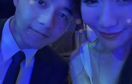 何超莲罕见与四房姐弟聚会，合照环抱何超盈，何猷君在旁比剪刀手