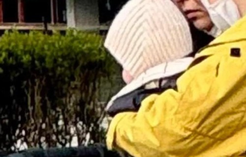 何穗携俩保姆带娃逛公园，7个月儿子又白又萌，懵懵表情像陈伟霆