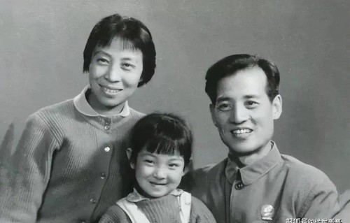 56岁马羚近况曝光！为家人隐忍7年才离婚，如今儿子成为她的骄傲