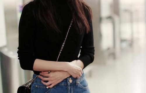 张小斐机场获赠粉丝手写信 拿手上不停把玩