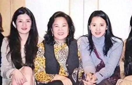伊能静妈妈来上海，秦昊带爸妈热情款待，两大家子难得齐聚好幸福