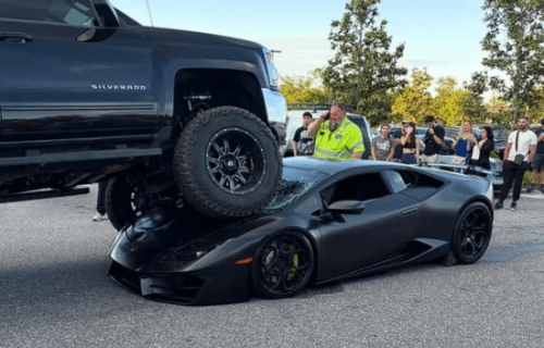 美国佛州女子开皮卡碾跑车！《GTA》玩家笑了没