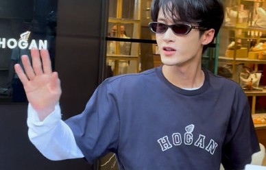 檀健次米兰行程变“扫货男大”，剧宣直播自曝洗澡被看引热议|休闲穿搭|墨镜|表情包|粉丝|李亦非