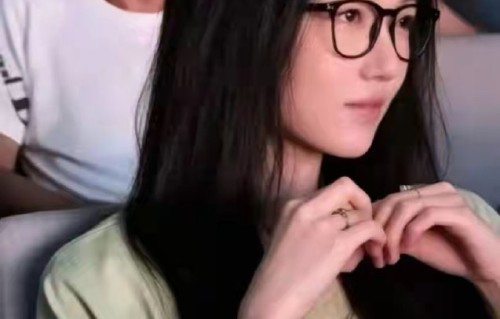 李嫣在嫣然天使基金夏令营中担任什么志愿者角色？