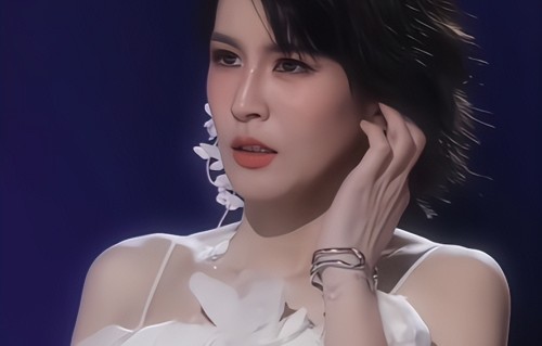 陈瑶终于“火了”！《浪姐7》四公舞台神级镜头，终于get她的颜值