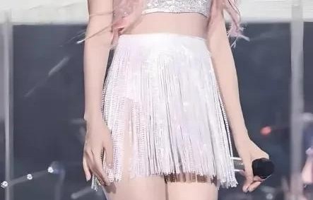 44岁薛凯琪演唱会大胆穿搭，一条裤子引舆论反手一场演出就封神 