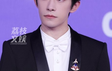 易烊千玺在百花奖红毯上为什么手拿向日葵？