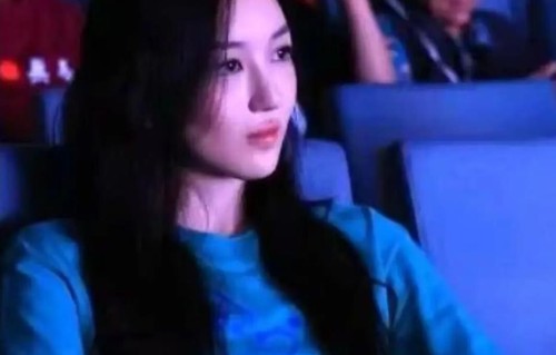 女大十八变！巴黎偶遇李嫣，黑围巾一搭，清冷气质像极了妈妈王菲