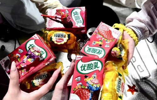 鹿晗深夜投喂夜排粉丝，蛋糕饮品暖哭全场