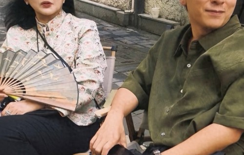68岁胡慧中携女现身上海！26岁女儿身材肥胖，母女同框颜值差距大 