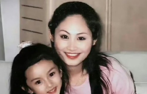 宋祖儿的童年照与成年后颜值对比是否真如网友所说‘等比例长大’？