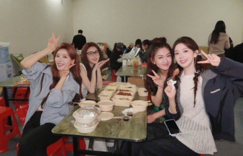 陈瑶和者来女在节目中有哪些感人的互动细节？|烧烤|手镯|舞台|女性|中烟