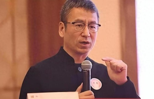 央视名嘴白岩松被病痛折磨 , 和妻子用纸条交流 , 如今已满头白发