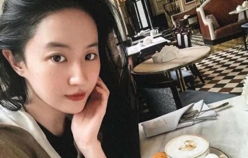 刘亦菲鼻子哭红了！参加同学聚会抱着老师哭，合影站在角落不抢镜 
