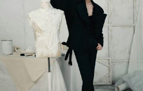 业内人士如何看待胡先煦从童星到金发造型的时尚转型？|风衣|梅森·马丁·马吉拉（Maison Margiela）|蜕变|标签|视觉