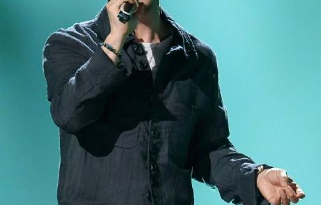 对于杨坤在直播中跑调，乐评人耳帝是如何评价的？