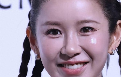 伊能静迪士尼被偶遇，58岁硬穿JK裙勒出肉痕，秦昊白发太真实