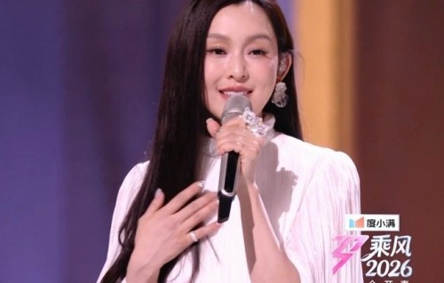 《乘风2026》节目‘全开麦无修音’的赛制对范玮琪的舞台表现有什么影响？